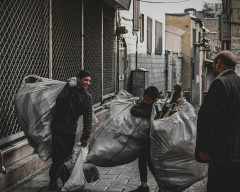 Çöp toplayan çocuk işçiler