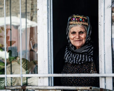 yaşlı bir kürt kadın pencereden bakıyor