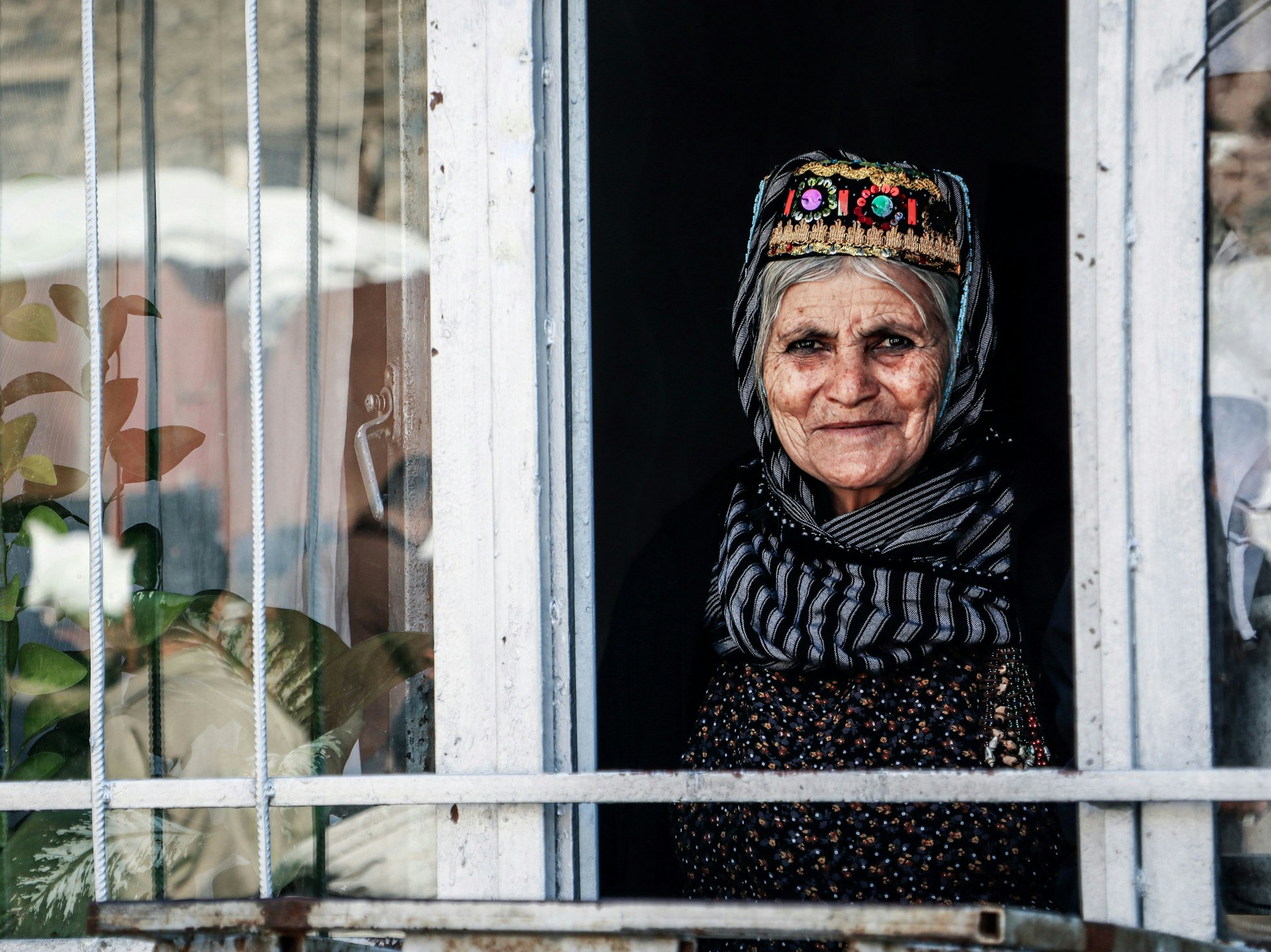 yaşlı bir kürt kadın pencereden bakıyor