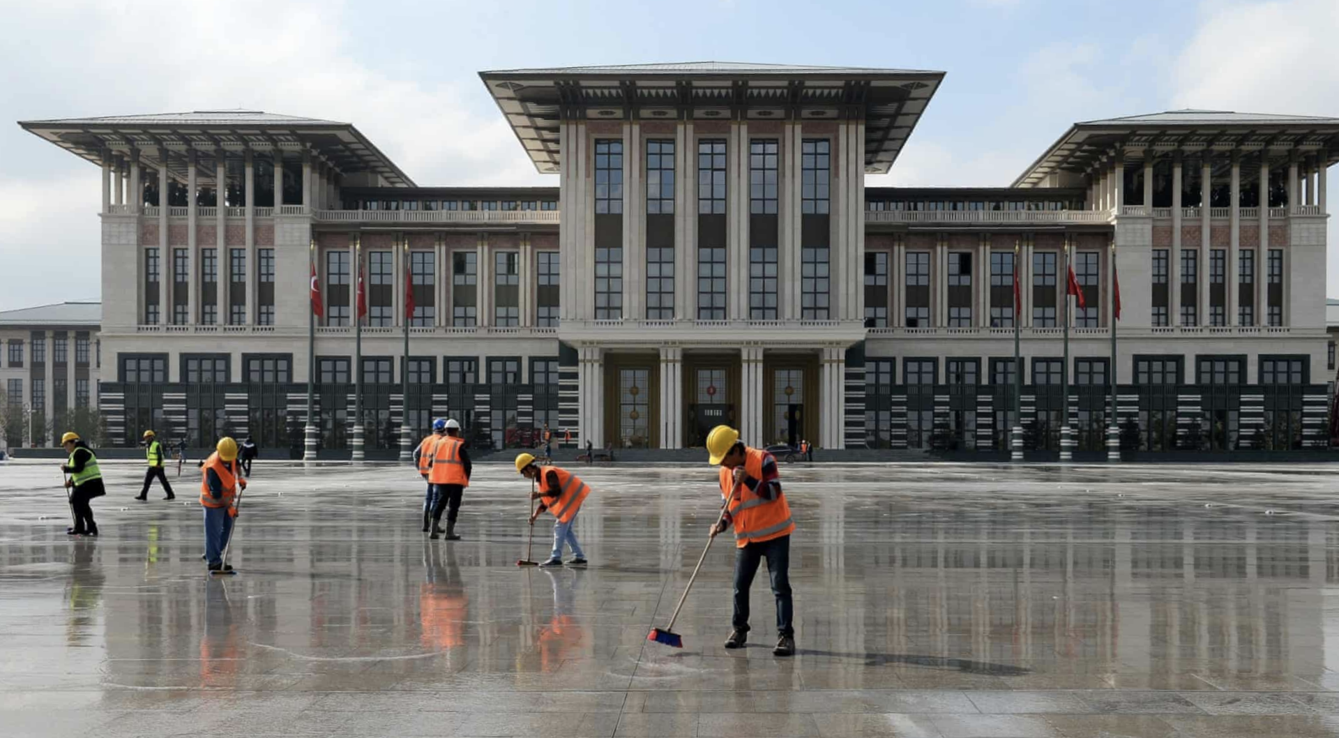 Cumhurbaşkanlığı Sarayının önünde çalışan işçiler