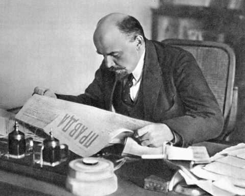 Lenin Pravda okuyor