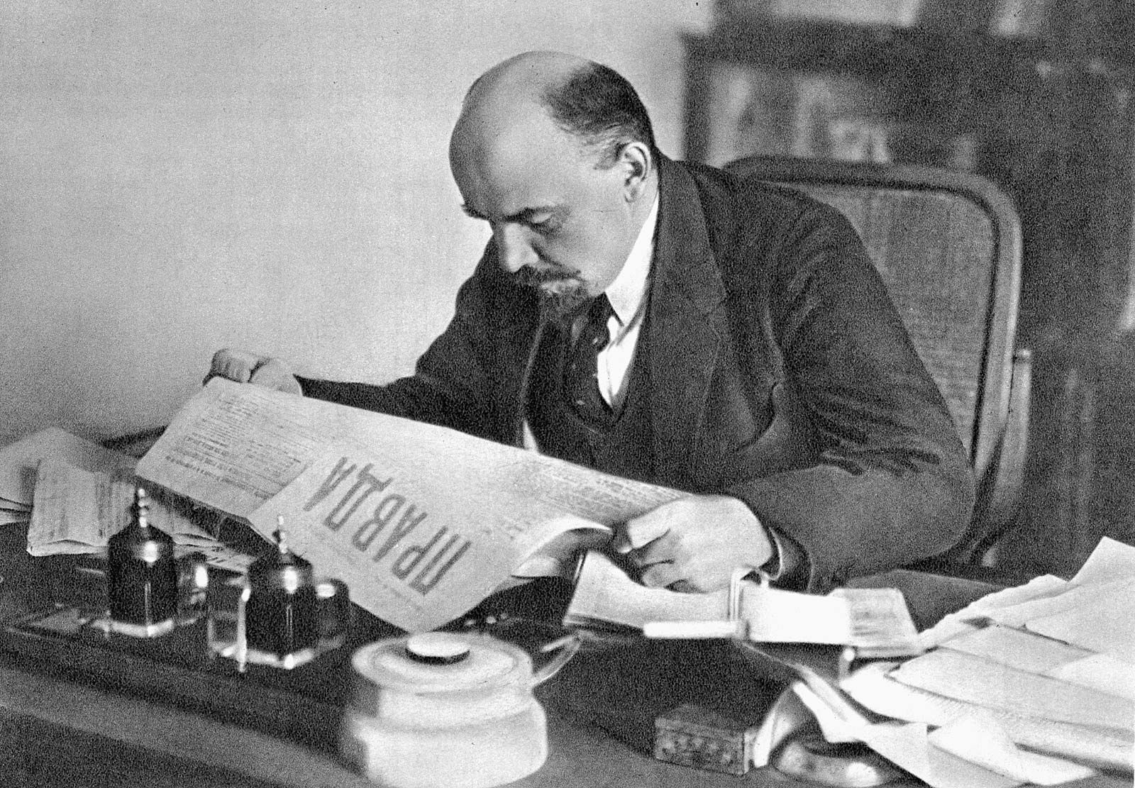 Lenin Pravda okuyor
