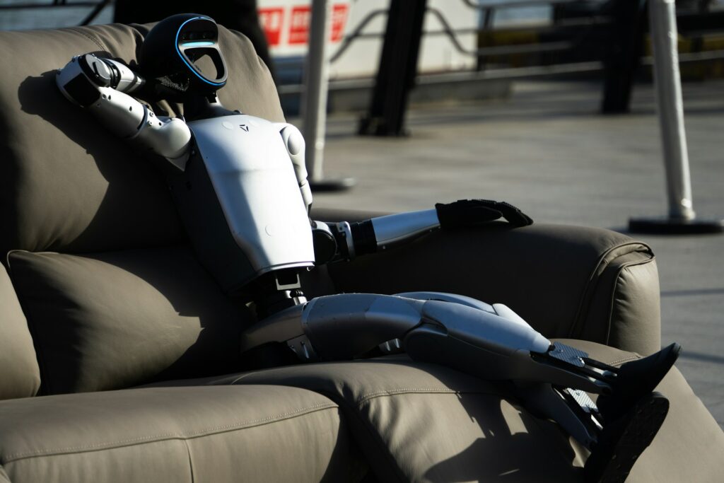 Yapay zekâlı robot koltukta dinleniyor